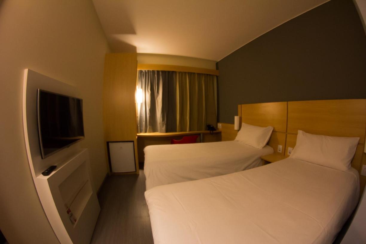 Hotel Ibis Catalão Exterior foto